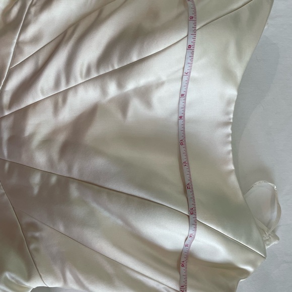 Satin and tulle wedding gown size 2-4 - Picture 9 of 11